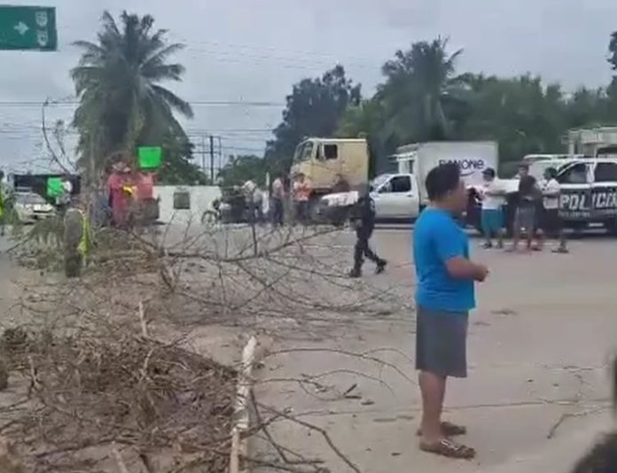 CFE Por falta de atención bloquean vía Bacalar Limones