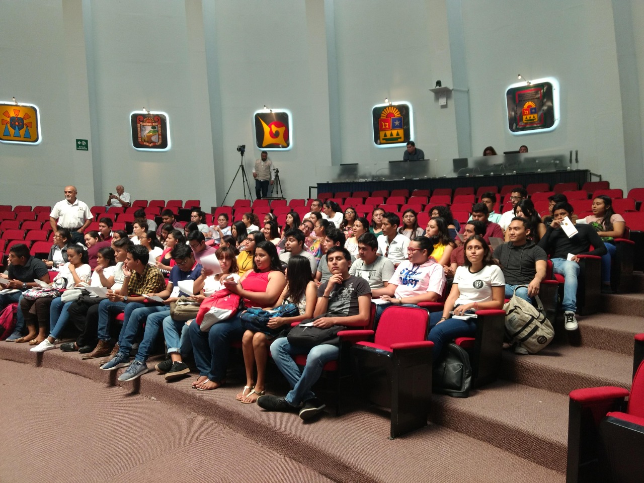 Estudiantes de la Uqroo en la sesión legislativa