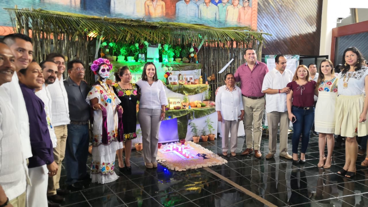 Congresistas en el altar del vestíbulo del Poder Legislativo.