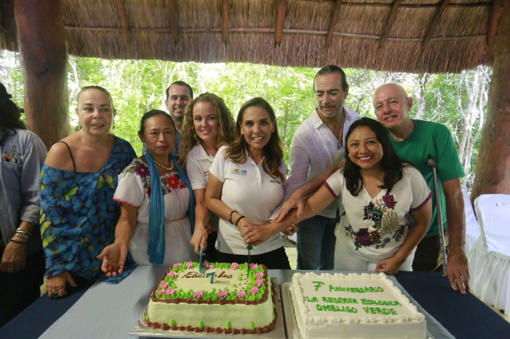 Mara Lezama parte el pastel de aniversario