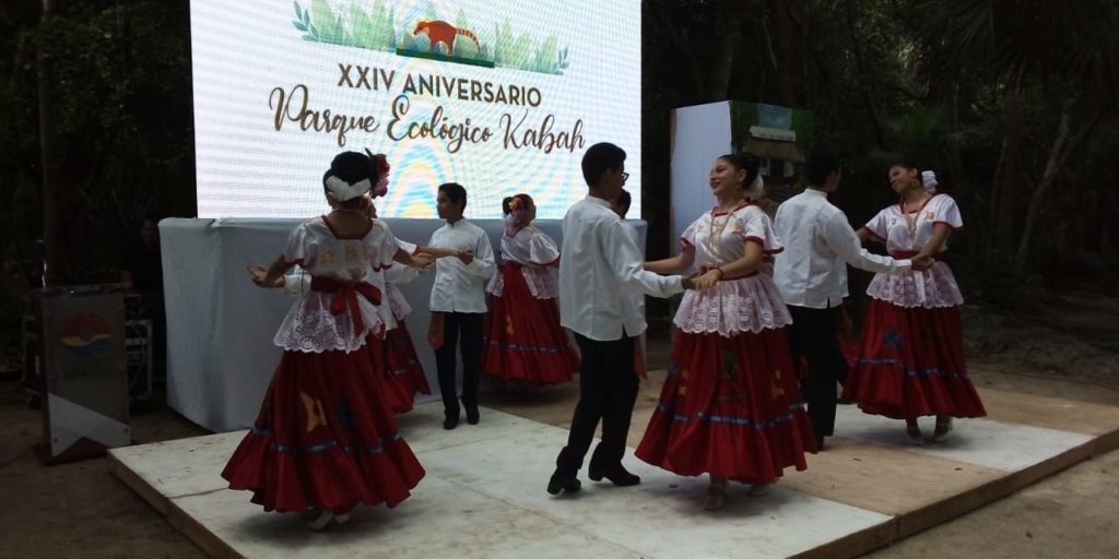 Bailes regionales para conmemorar el aniversario del Parque Kabah.