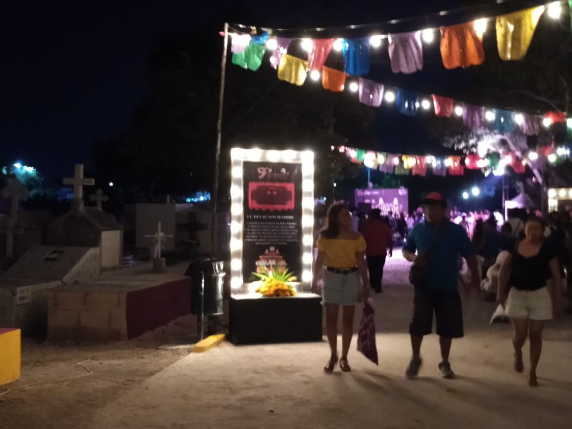 Día de Muertos en panteones de Cancún.