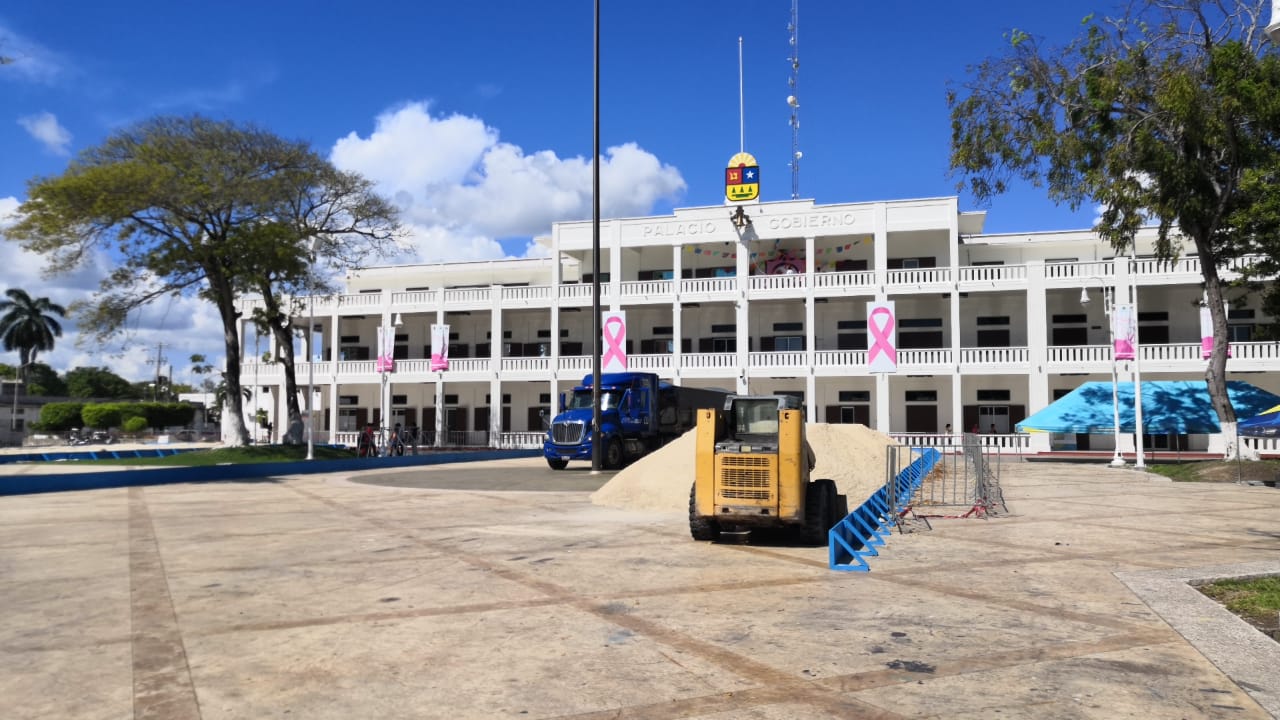 En Plaza Cívica de Palacio de Gobierno se instalan tres canchas.