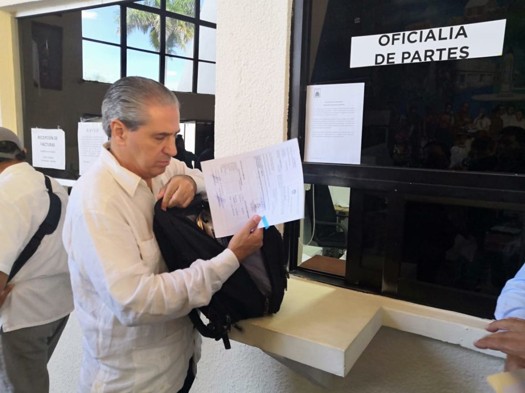Marcelo Guzmán, tesorero de Benito Juárez, entrega su propuesta de ingreso