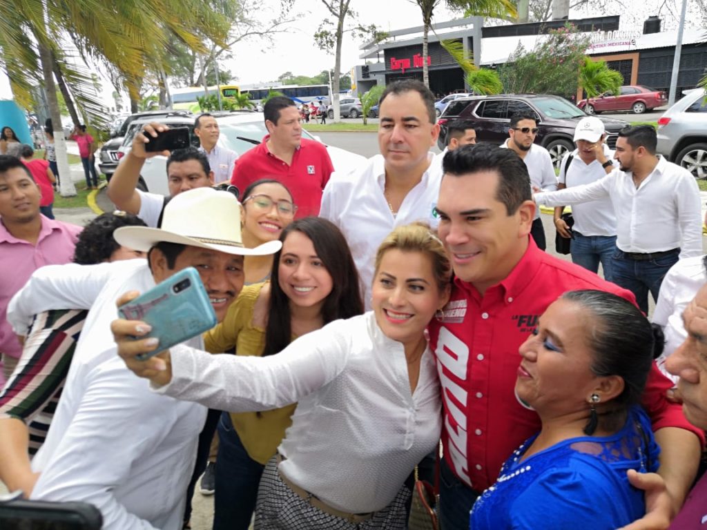Alito Moreno y la foto para la selfie.