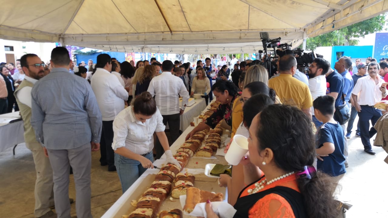 Tradicional corte de la Rosca de Reyes