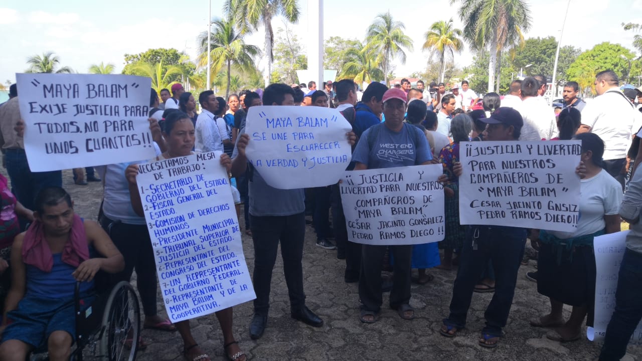 Manifestantes de Maya Balam afuera del Congreso de Quintana Roo