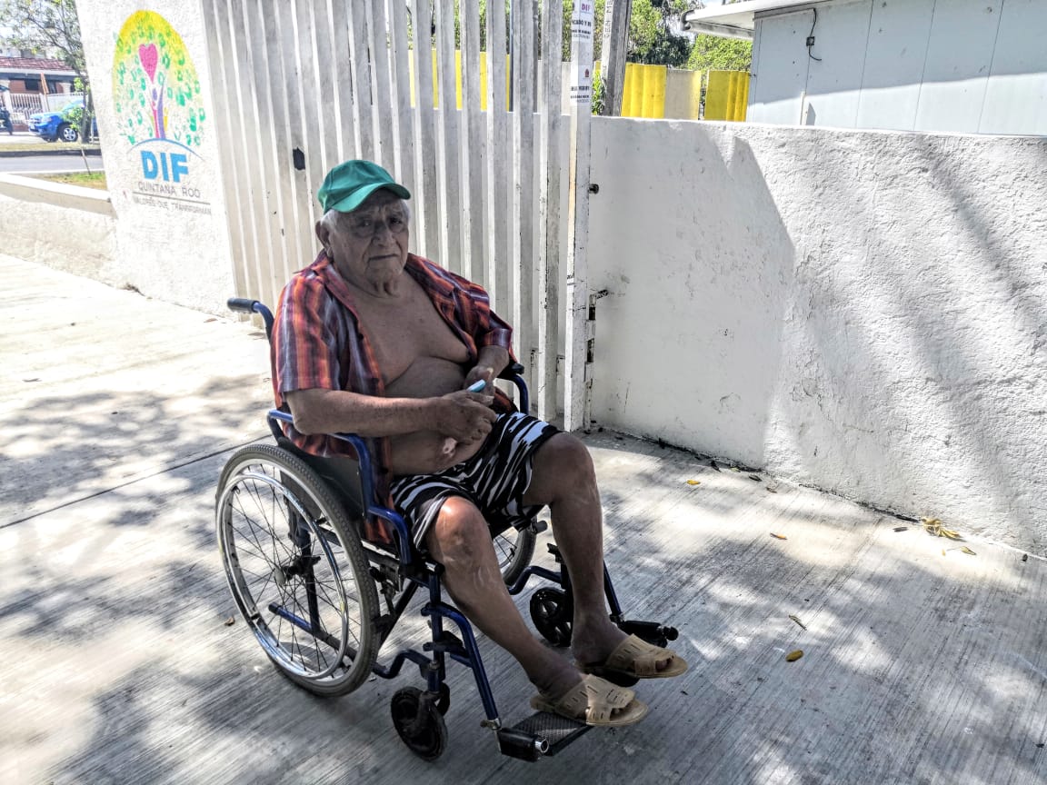 Don Virgilio espera desde hace seis meses una silla de ruedas del DIF estatal