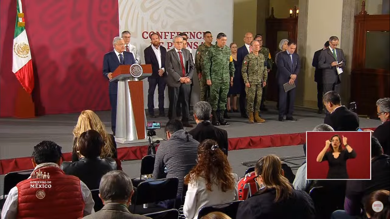 El presidente Andrés Manuel López Obrador con su gabinete de emergencia para activar el Plan DN-III