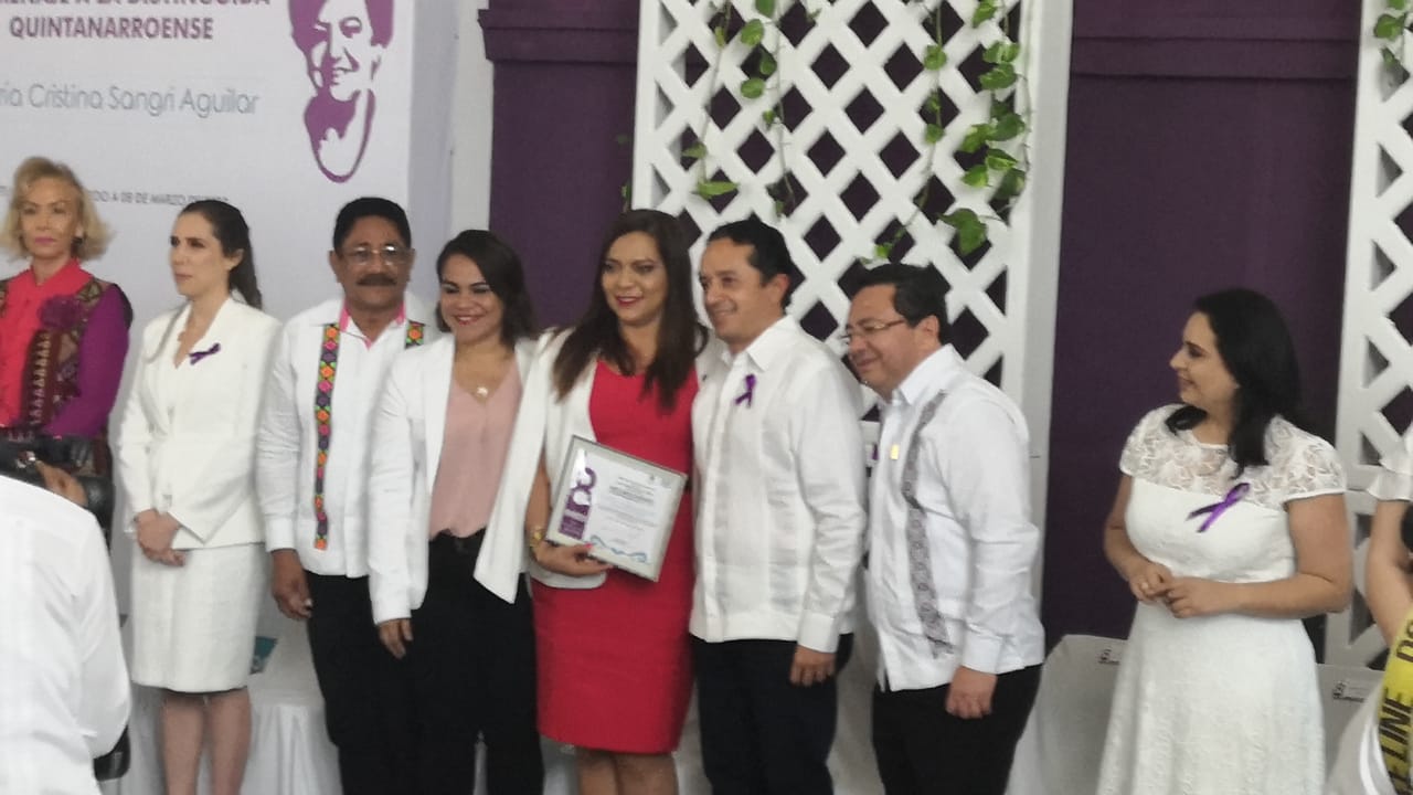 Haidé Serrano recibe reconocimiento en el Día de la Mujer