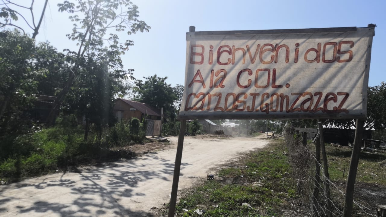 Letrero de bienvenida de la colonia irregular Carlos Joaquín Gonzalez