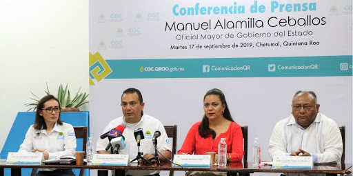 Manuel Alamilla, de la Oficlialía Mayor y a su derecha, Haidé Serrano, de la CGC