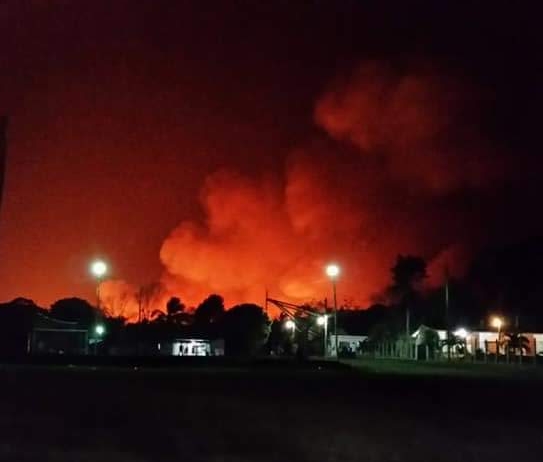 El incendio forestal obliga a familias a abandonar sus hogares