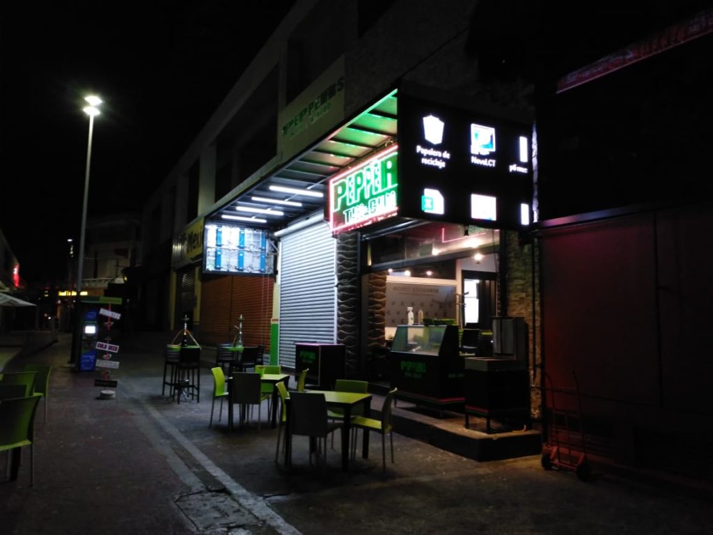 Restaurante Pepers, el único que permanece abierto ubicado en la entrada del Callejón de los Milagros