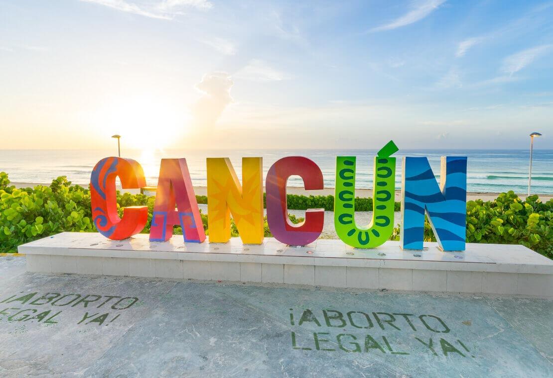 Parador turístico de playa Delfines, con mensaje pro aborto