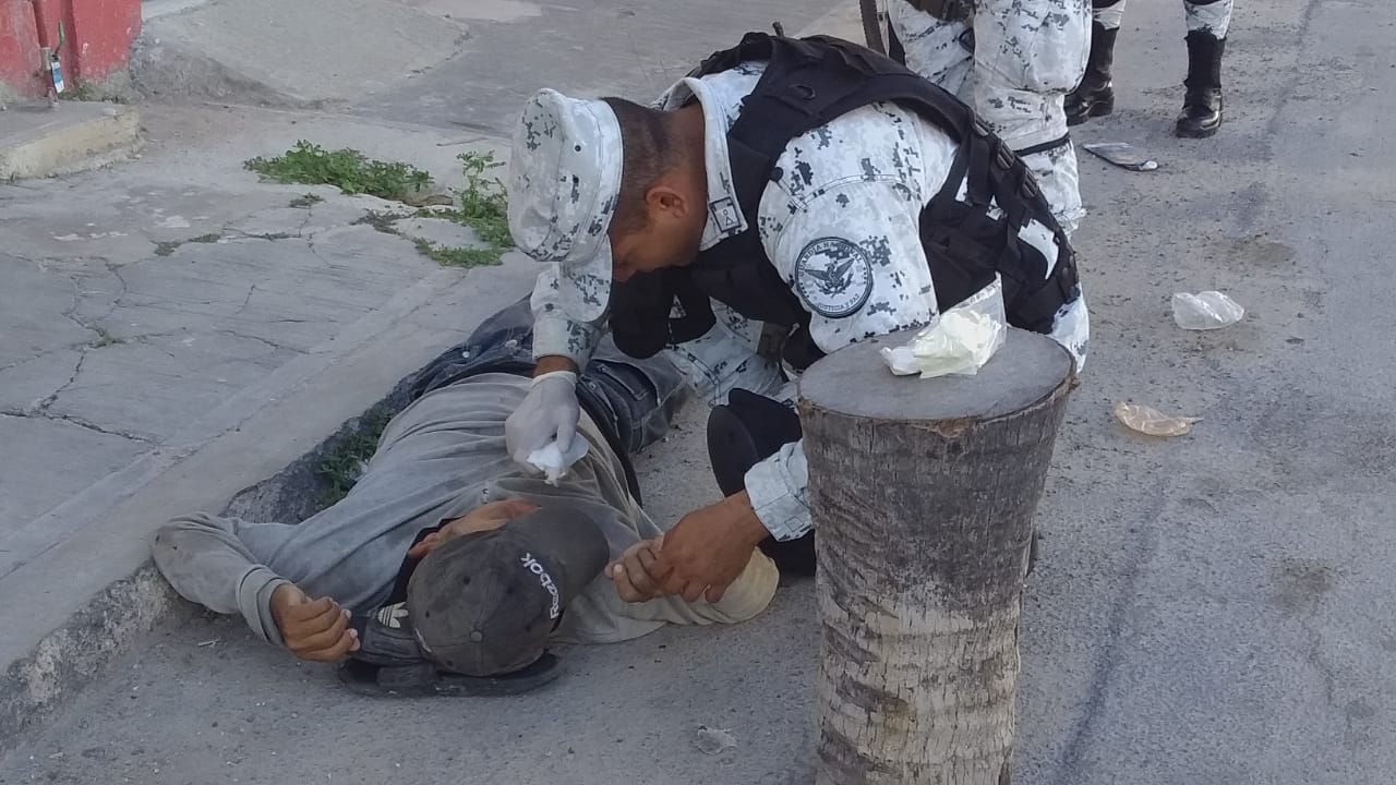 Elementos de la Guardia Nacional auxiliando a un ciudadano