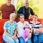 Mario Villanueva con su esposa, sus tres hijos y su nieta.