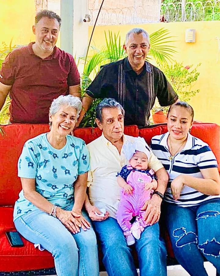 Mario Villanueva con su esposa, sus tres hijos y su nieta.