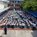 Ceremonia con los estudiantes en el Colegio Lizardi