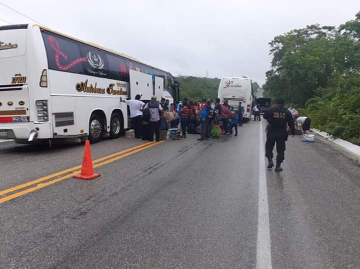 Los pasajeros deben cruzar tramos de la carretera Chetumal-Escárcega, a pie