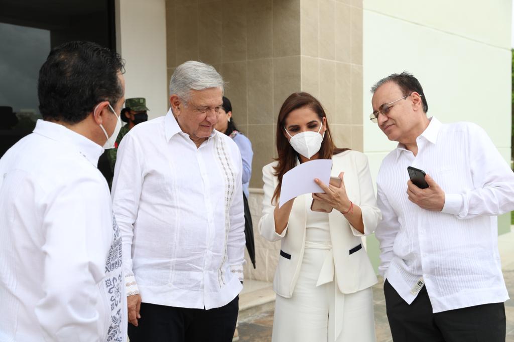 Mara Lezama con el Presidente y con Alfonso Durazo.