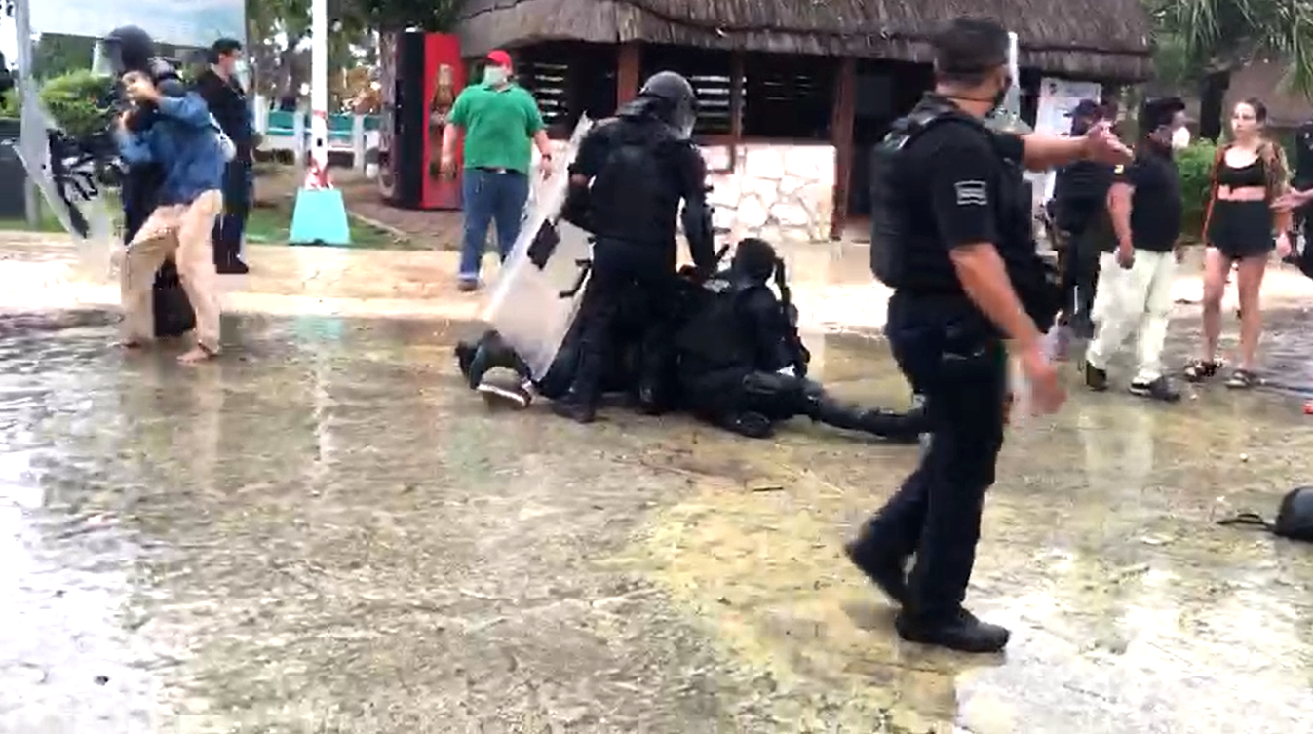 Policías someten a manifestantes en Puerto Morelos