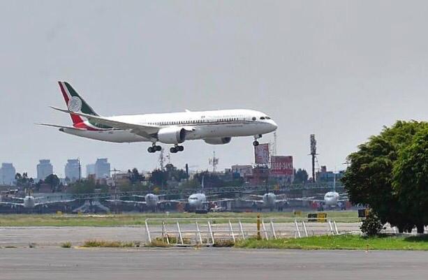 El avión presidencial a su llegada al Aeropuerto Internacional de la Ciudad de México