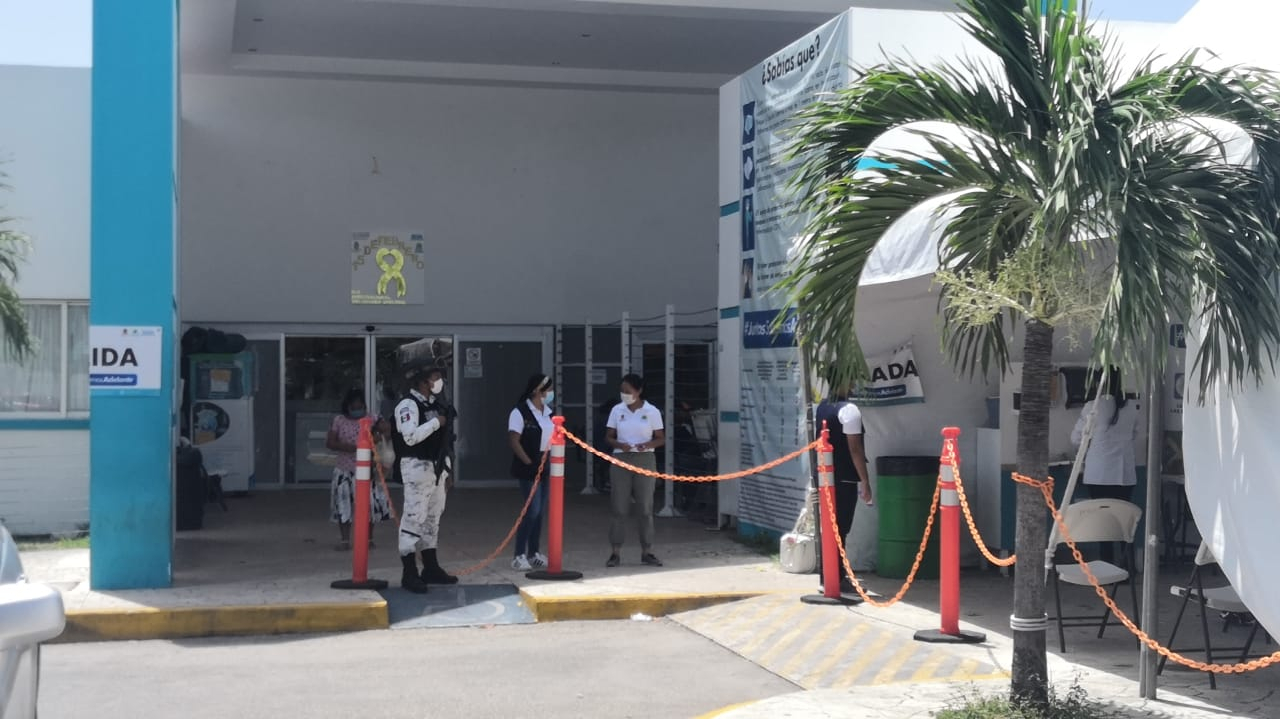 Hospital General de Chetumal, atención de pacientes hasta en la calle.