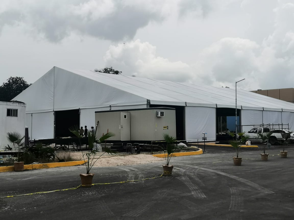 La estructura mide aproximadamente 20 metros de ancho por 50 metros de largo.