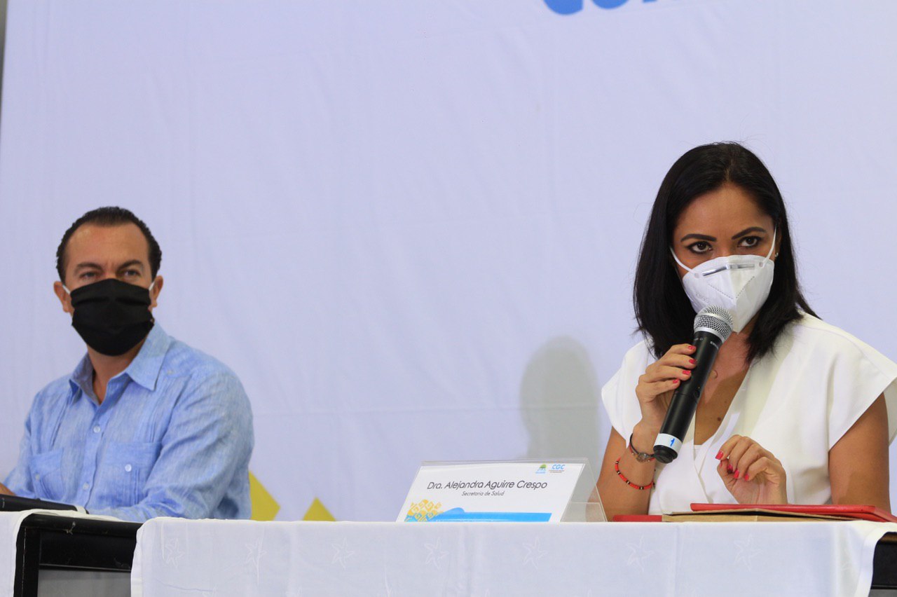 La titular de Salud, Alejandra Aguirre Crespo con el coordinador general de Comunicación