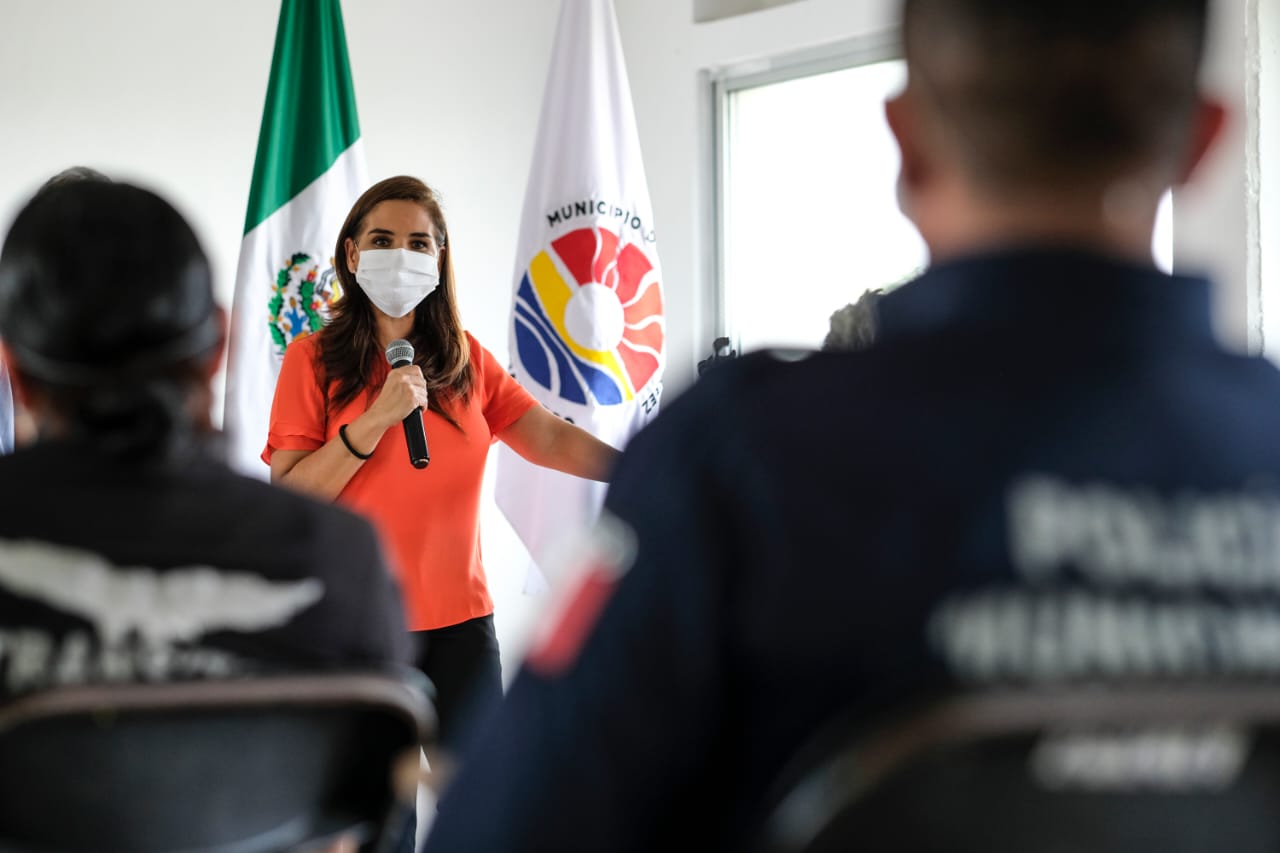 Mara Lezama con el grupo de Policía de Reacción de Covid-19.