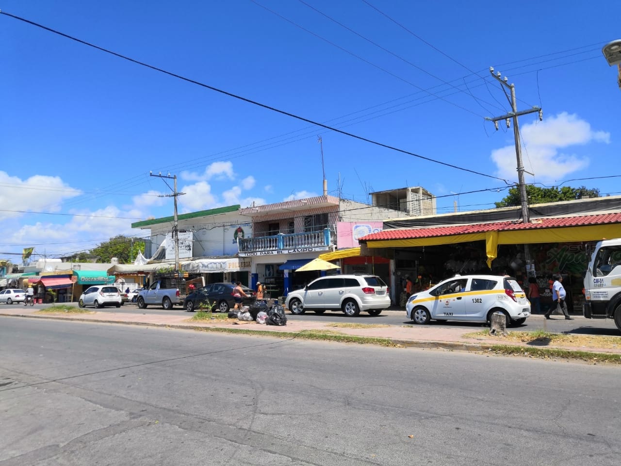 Negocios no esenciales siguen abiertos en semáforo rojo