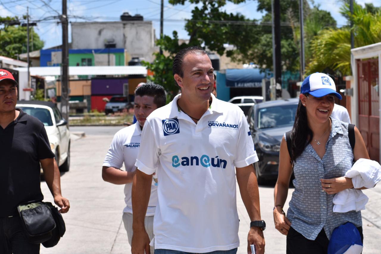 El vocero Carlos Ovañanos, en acto proselitista