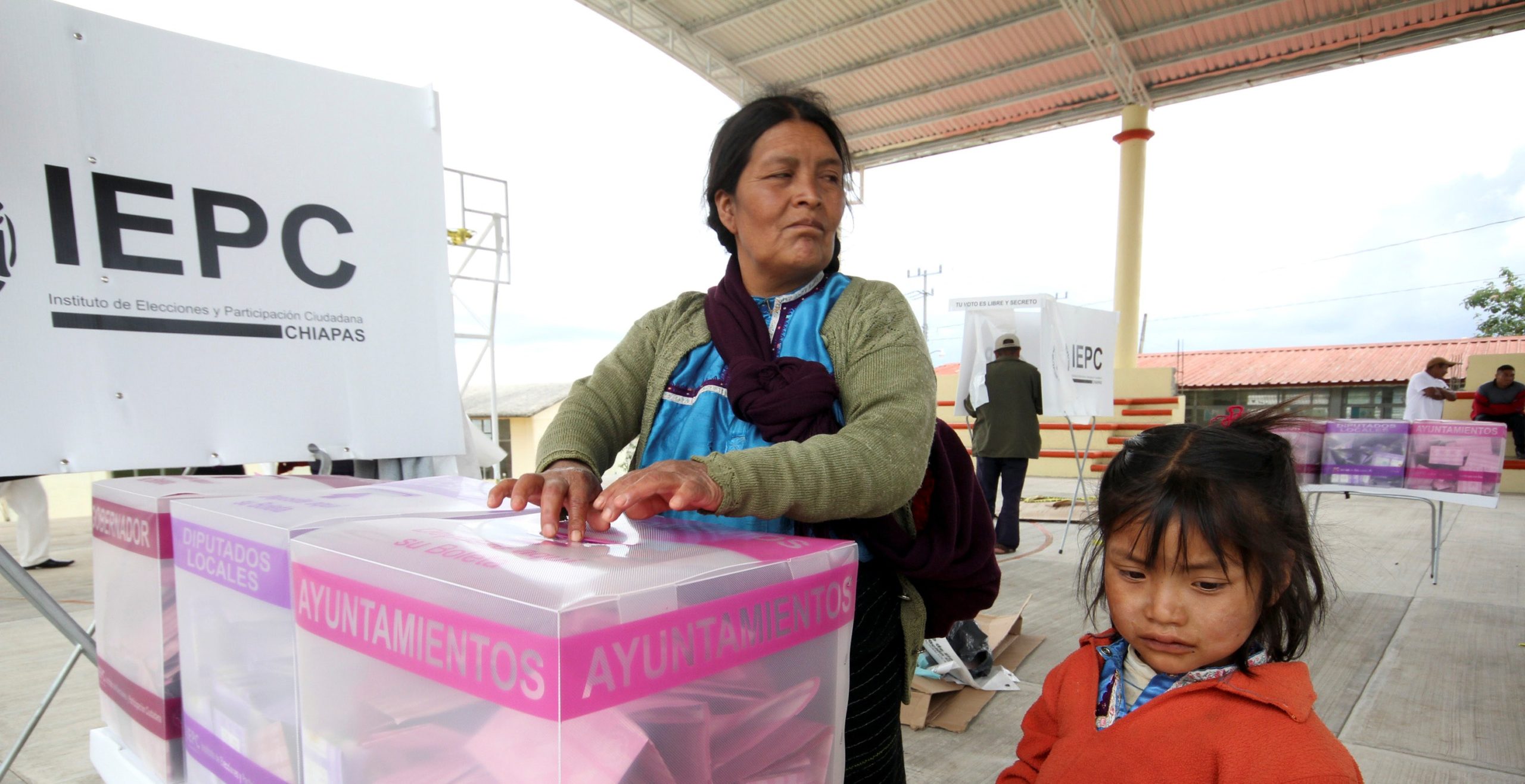 Voto de electora en casilla de Ayuntamiento.