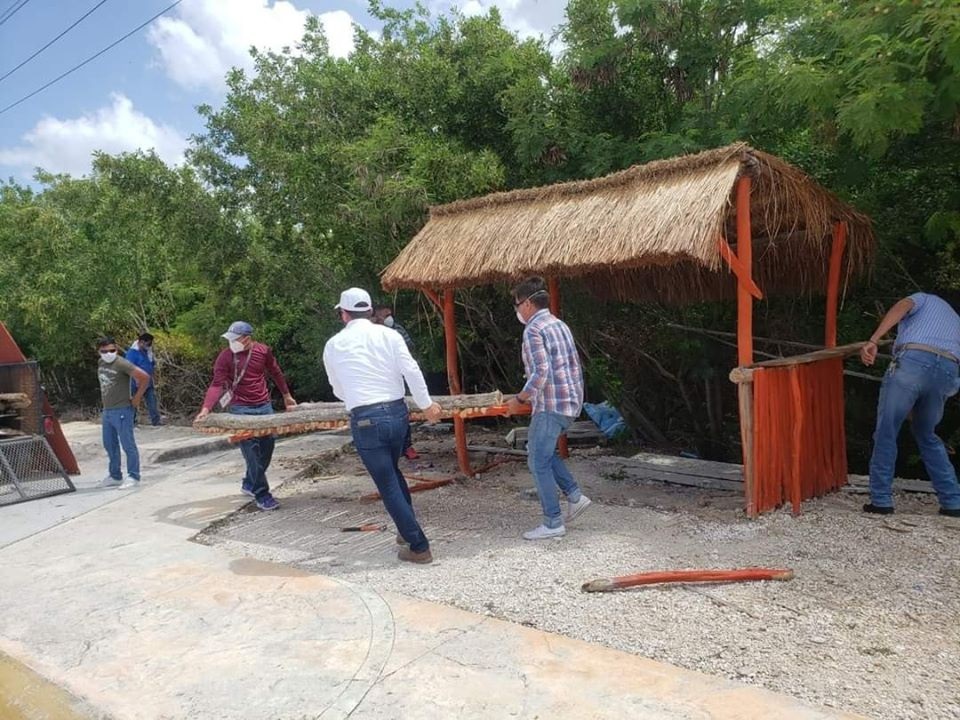 Elementos del Ayuntamiento desmantelan negocios en la zona turística de Mahahual.