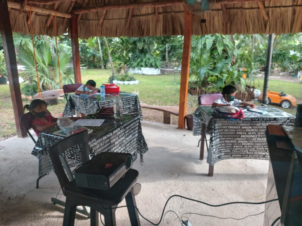 Patio de casa acondicionado como escuela.