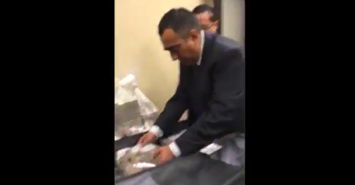 Rafael Caraveo recibe fajos de billetes