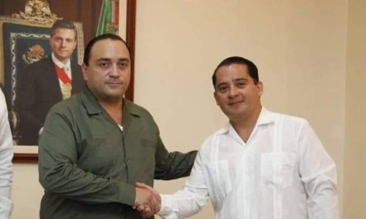 Roberto Borge saluda a su entonces tesorero