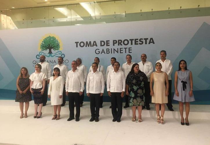 Varios de los funcionarios de esta foto, ya están fuera del gabinete de Carlos Joaquín.