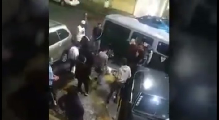 Ladrón siendo golpeado por vecinos