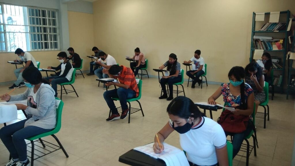 Estudiantes realizando examen