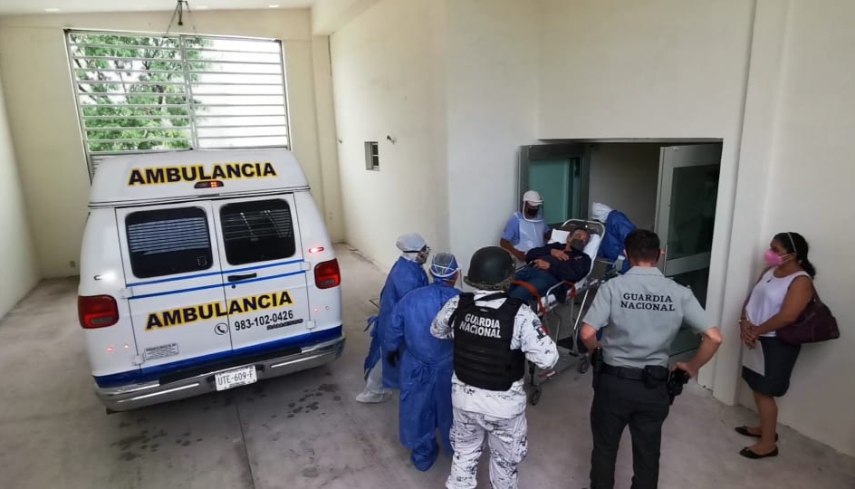 Mario Villanueva llega a clínica