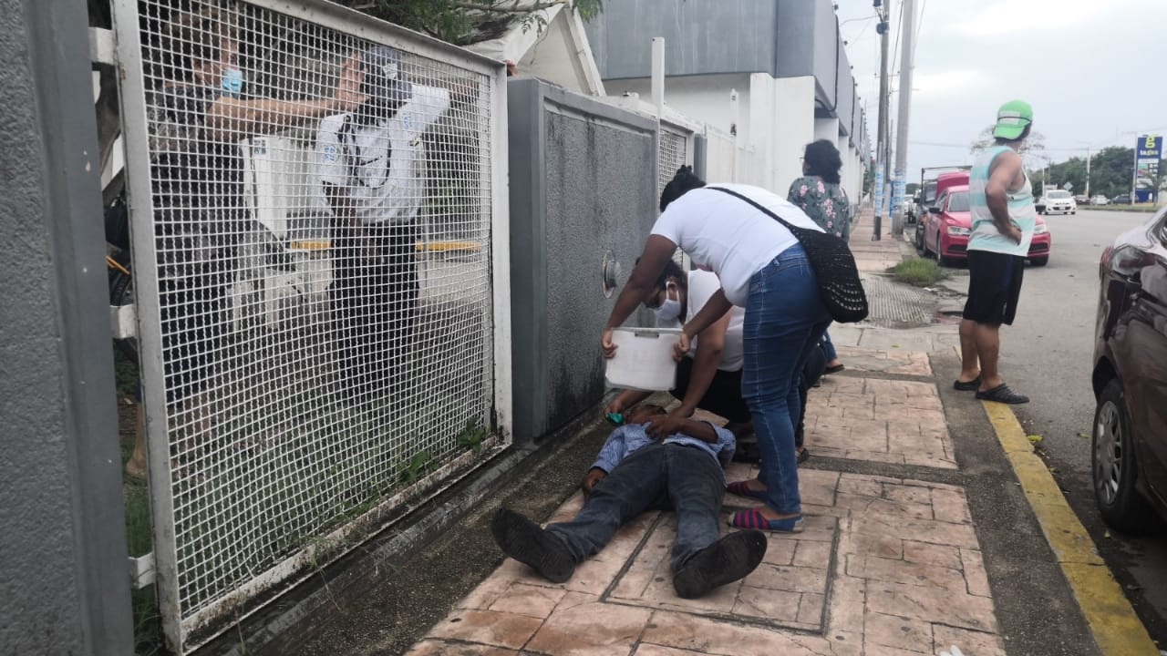 Hombre desmayado afuera del clínica del ISSSTE
