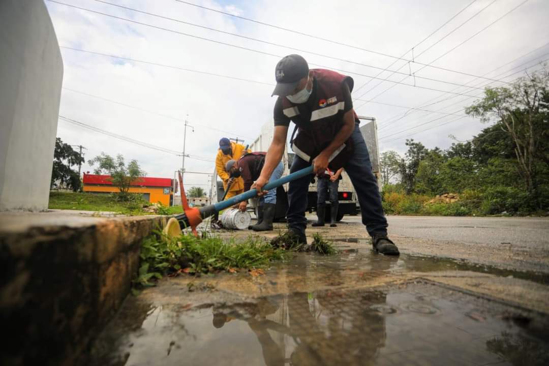 trabajadores municipales hacen frente a las lluvias