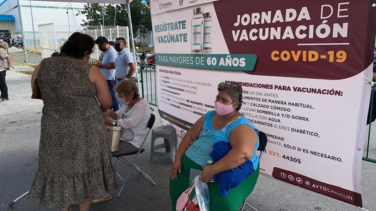 Se mantiene el orden y las medidas sanitarias durante la segunda jornada de vacunación a adultos mayores en Cancún.