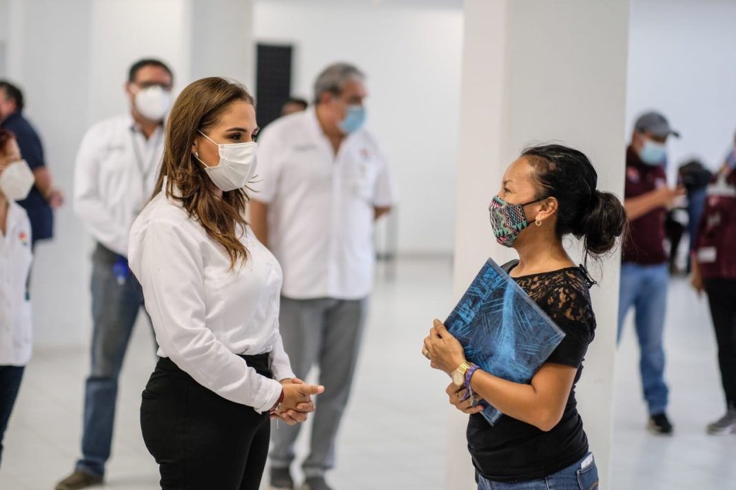 Entregan becas en Cancún