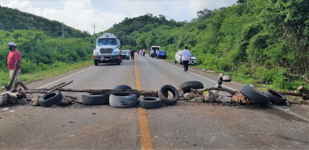 cierre carretero en José María Morelos