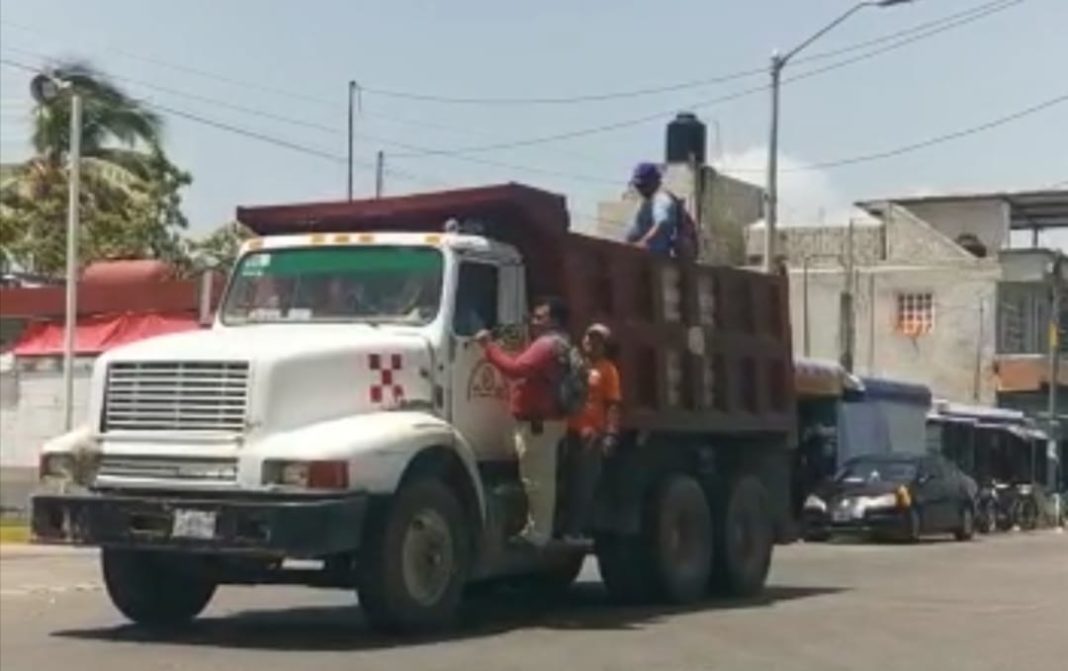 Volquetes recogen basura en Chetumal