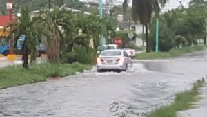 Autos sortearon avenidas inundadas