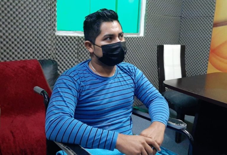 Operan a joven por apendicitis y la anestesia lo deja en silla de ruedas